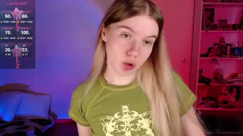 Snapshot of strawberry_juli chatting on 06/15/26, 03:09 Juli online show from 06/15/26, 03:09