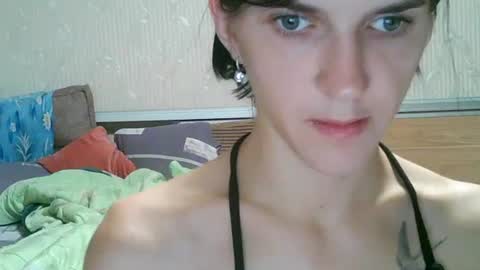 Snapshot of strawberry_storm chatting on 09/29/25, 08:35 Strawberry Storm online show from 09/29/25, 08:35