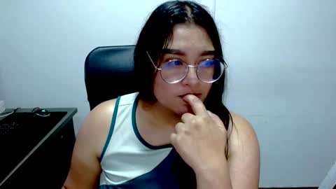 Snapshot of strawlux chatting on 05/18/26, 04:35 strawlux online show from 05/18/26, 04:35