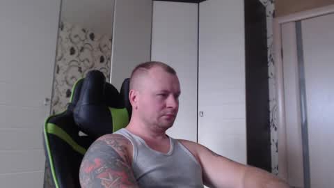Snapshot of strongass18 chatting on 12/17/24, 07:29 Alex online show from 12/17/24, 07:29