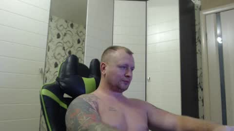 Snapshot of strongass18 chatting on 12/19/24, 03:52 Alex online show from 12/19/24, 03:52