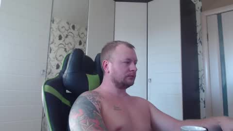 Snapshot of strongass18 chatting on 01/05/25, 08:32 Alex online show from 01/05/25, 08:32