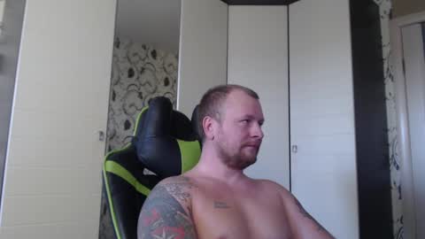 Snapshot of strongass18 chatting on 01/09/25, 12:09 Alex online show from 01/09/25, 12:09