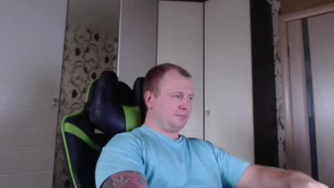 Snapshot of strongass18 chatting on 01/14/25, 11:42 Alex online show from 01/14/25, 11:42