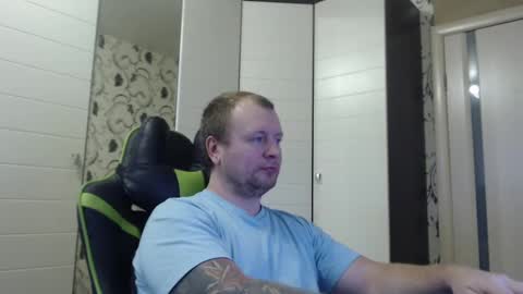 Snapshot of strongass18 chatting on 02/01/25, 11:21 Alex online show from 02/01/25, 11:21