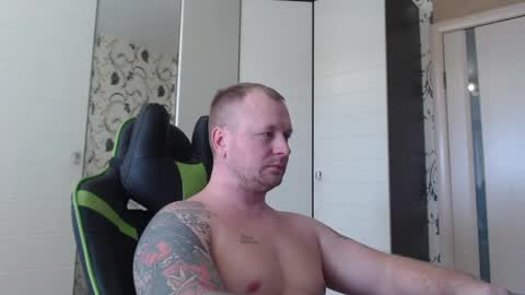 Snapshot of strongass18 chatting on 03/08/25, 10:43 Alex online show from 03/08/25, 10:43