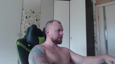Snapshot of strongass18 chatting on 10/21/25, 08:37 Alex online show from 10/21/25, 08:37