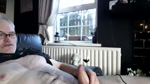 stud_1975 online show from 11/02/25, 08:17