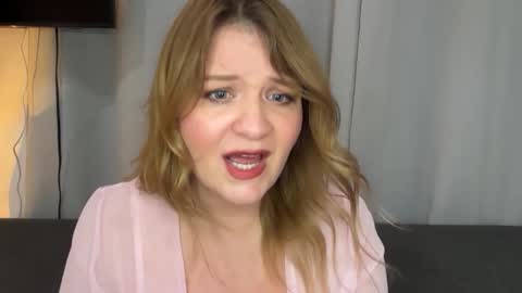 Snapshot of submissivescarletxo chatting on 05/15/26, 11:12 Scarlet online show from 05/15/26, 11:12