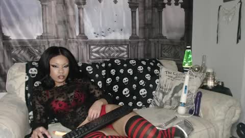 Suede Bones online show from 11/18/25, 11:15