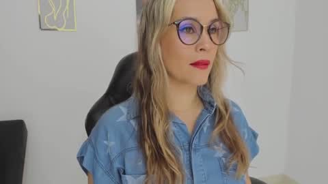 Snapshot of sugar_milff chatting on 09/16/25, 01:23 sugar_milff online show from 09/16/25, 01:23