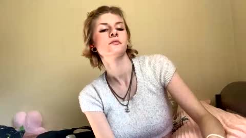 Snapshot of suicunebitch chatting on 12/22/24, 08:14 Ophelia online show from 12/22/24, 08:14