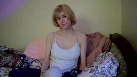 Snapshot of suicunebitch chatting on 01/03/25, 01:36 Ophelia online show from 01/03/25, 01:36