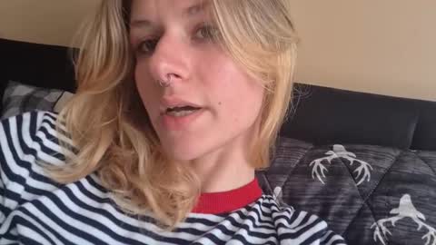 Snapshot of suicunebitch chatting on 10/29/25, 08:43 Ophelia online show from 10/29/25, 08:43