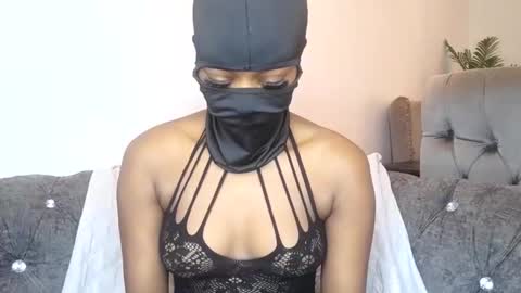 Snapshot of sultryaura chatting on 10/08/25, 12:25 maskedtemptress online show from 10/08/25, 12:25