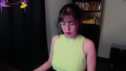 Snapshot of sunflower_uwu chatting on 10/24/25, 02:46  violetta  online show from 10/24/25, 02:46