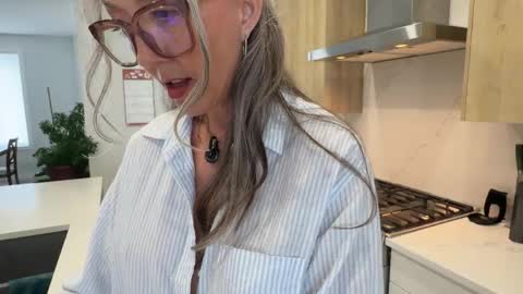 Snapshot of sunnie_dayz chatting on 05/05/26, 07:00 Hi Im Sunnie - Next show Friday August 1 online show from 05/05/26, 07:00