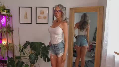 Snapshot of sunnie_dayz chatting on 07/24/26, 09:02 Hi Im Sunnie - Next show Friday August 1 online show from 07/24/26, 09:02