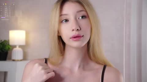 Snapshot of sunnmoonn chatting on 05/22/26, 02:44 Lily online show from 05/22/26, 02:44