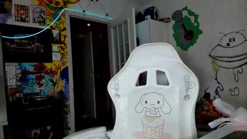 Snapshot of sunny_mouse chatting on 09/23/25, 04:21 Sunny online show from 09/23/25, 04:21