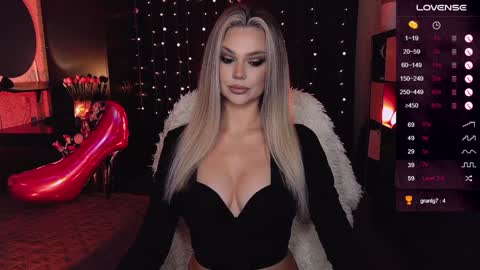 Snapshot of sunshine_vibes chatting on 01/04/25, 02:25 Mistress Molly online show from 01/04/25, 02:25