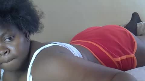 Snapshot of sweatcreamer26 chatting on 12/02/25, 12:21 sweatcreamer26 online show from 12/02/25, 12:21