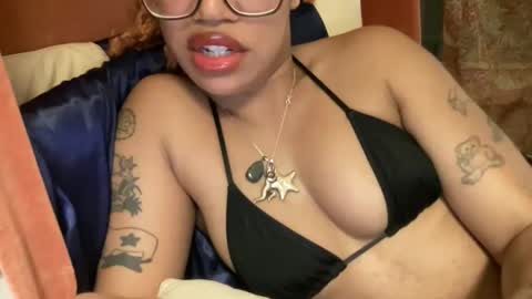 Snapshot of sweeetg1rl chatting on 03/26/26, 01:01 june online show from 03/26/26, 01:01
