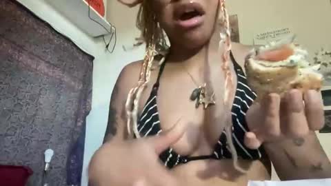 Snapshot of sweeetg1rl chatting on 04/20/26, 11:17 june online show from 04/20/26, 11:17