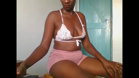 Snapshot of sweet_blackberry93 chatting on 01/13/25, 08:37 bella online show from 01/13/25, 08:37
