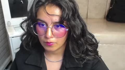 Snapshot of sweet_cam_v chatting on 04/11/26, 08:02 Hi Stream 1430 to 2100pm online show from 04/11/26, 08:02