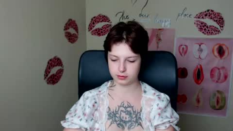 Snapshot of sweet_cherryg chatting on 07/16/26, 06:19 Ivy online show from 07/16/26, 06:19