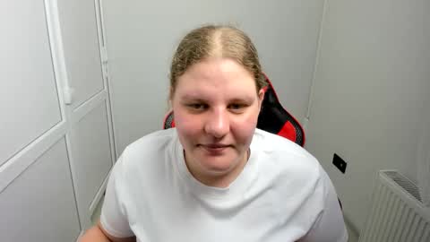 Snapshot of sweet_karla_la chatting on 05/29/26, 10:24 Karla online show from 05/29/26, 10:24