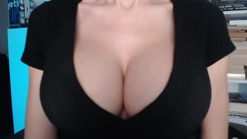 Snapshot of sweet_lil_thing chatting on 02/25/26, 05:39 Jen online show from 02/25/26, 05:39