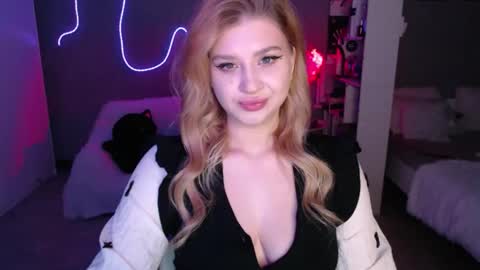 sweet_nicole_333 online show from 05/17/26, 03:08