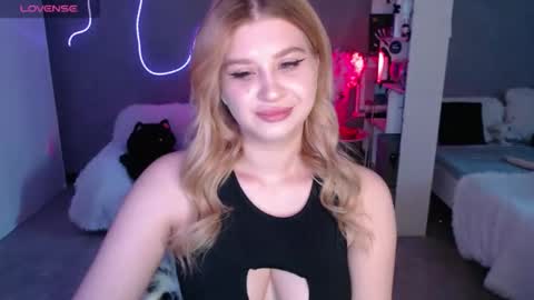Snapshot of sweet_nicole_333 chatting on 05/20/26, 08:42 sweet_nicole_333 online show from 05/20/26, 08:42