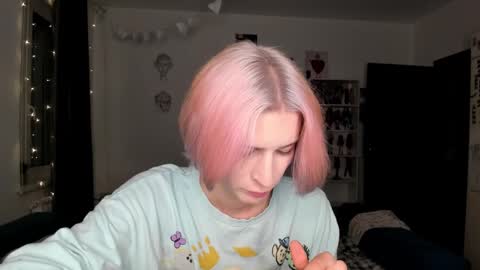 Snapshot of sweet_peach__ chatting on 10/29/25, 06:09 kira online show from 10/29/25, 06:09