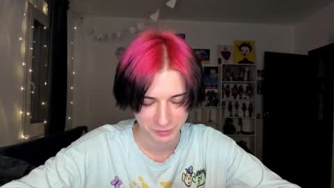 Snapshot of sweet_peach__ chatting on 11/17/25, 02:23 kira online show from 11/17/25, 02:23