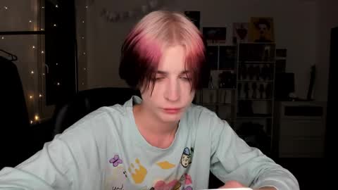 Snapshot of sweet_peach__ chatting on 11/27/25, 08:00 kira online show from 11/27/25, 08:00