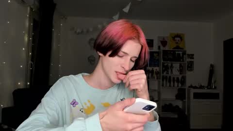 Snapshot of sweet_peach__ chatting on 12/17/25, 04:35 kira online show from 12/17/25, 04:35