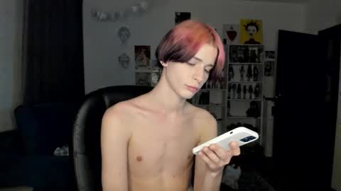 Snapshot of sweet_peach__ chatting on 12/19/25, 09:22 kira online show from 12/19/25, 09:22