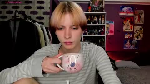 Snapshot of sweet_peach__ chatting on 06/19/26, 08:45 kira online show from 06/19/26, 08:45