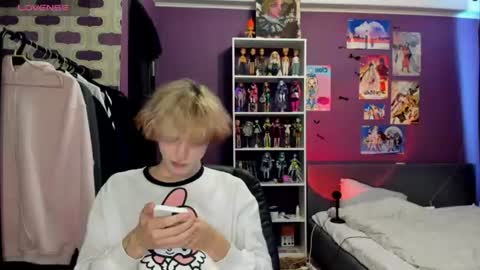 Snapshot of sweet_peach__ chatting on 07/10/26, 12:08 kira online show from 07/10/26, 12:08