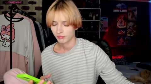 Snapshot of sweet_peach__ chatting on 07/20/26, 02:52 kira online show from 07/20/26, 02:52