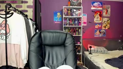 Snapshot of sweet_peach__ chatting on 07/28/26, 08:52 kira online show from 07/28/26, 08:52