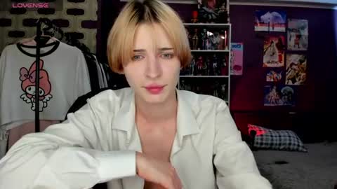 Snapshot of sweet_peach__ chatting on 07/29/26, 03:43 kira online show from 07/29/26, 03:43