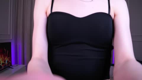 Snapshot of sweet_reverie chatting on 03/09/25, 03:49 Vanessa online show from 03/09/25, 03:49