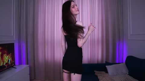 Snapshot of sweet_reverie chatting on 03/10/25, 10:59 Vanessa online show from 03/10/25, 10:59