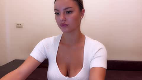 Snapshot of sweet_strawberr chatting on 09/17/25, 06:15 sweet_strawberr online show from 09/17/25, 06:15