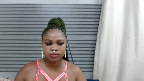 Snapshot of sweetcandypussy25 chatting on 03/22/26, 05:16 queen online show from 03/22/26, 05:16