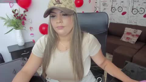 Snapshot of sweetfabianaxl chatting on 02/14/25, 07:33 Fabiana online show from 02/14/25, 07:33